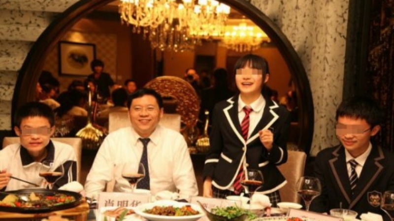 chengdu-high-school-hosts-top-student-dinner-with-principal-04-560x372