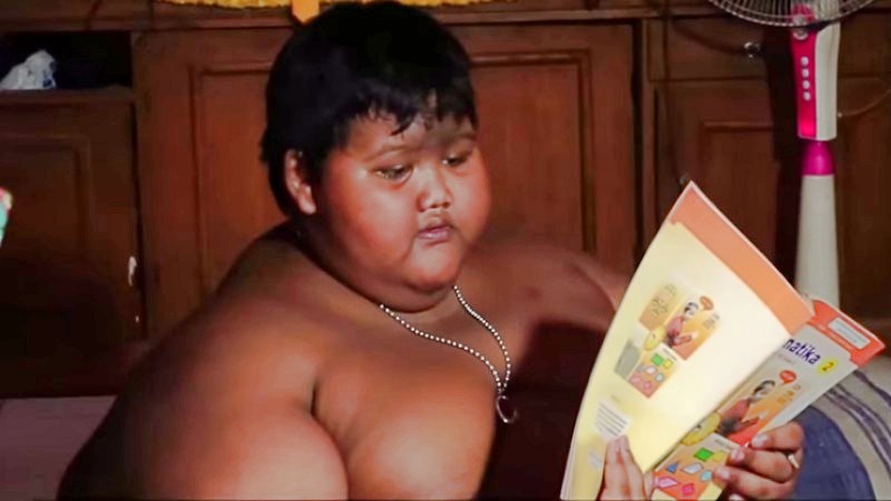 192キロの世界一太っている少年、呼吸もままならずダイエットを決意